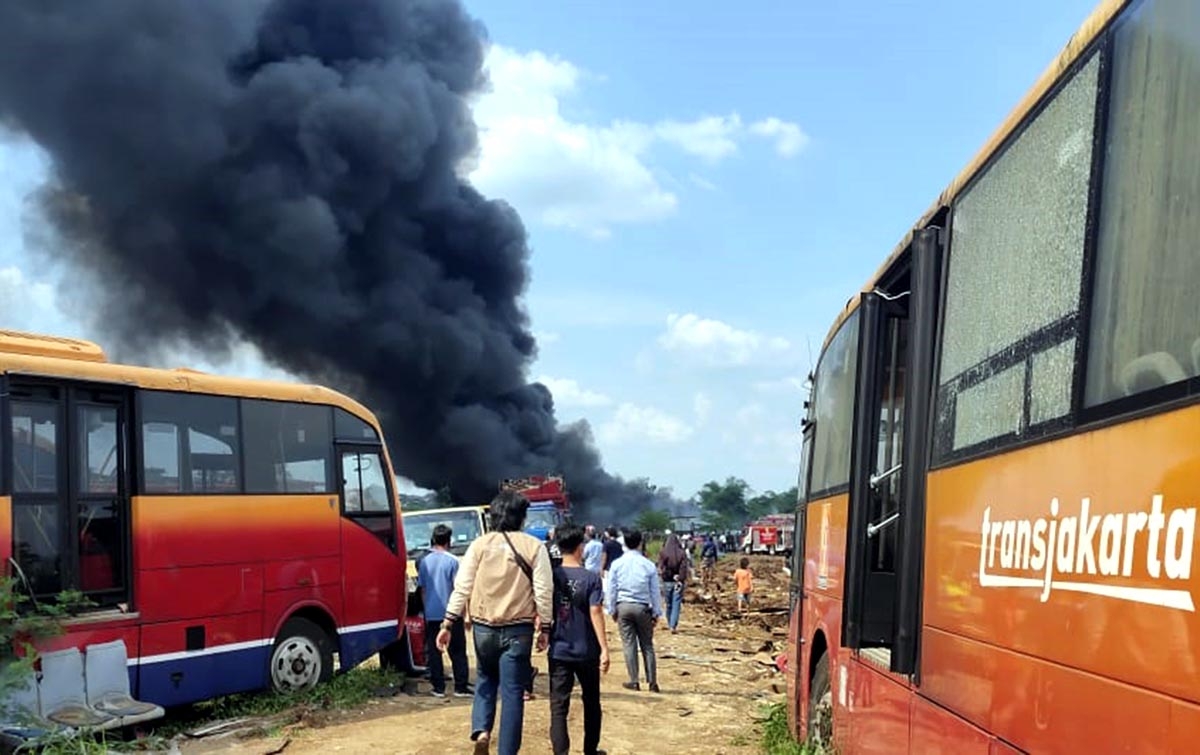 Foto: Bus Transjakarta Bekas Terbakar di Penampungan