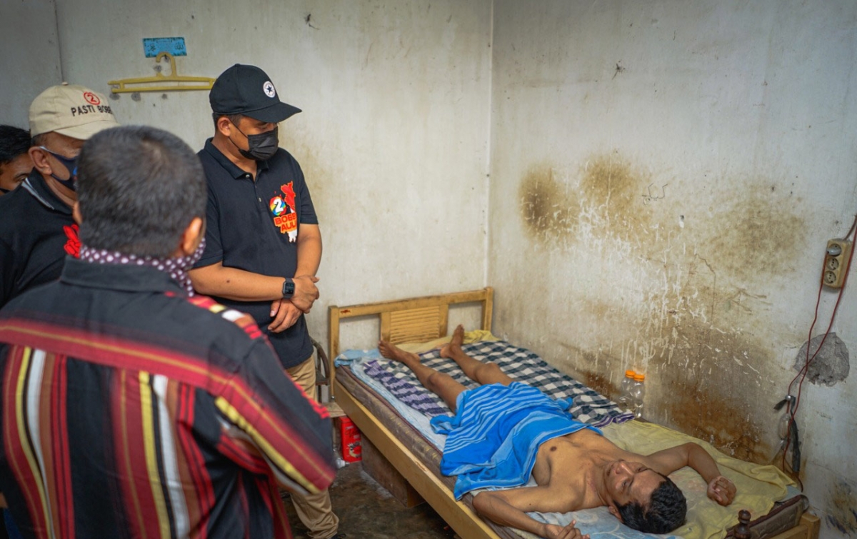 Bobby Nasution Jenguk Penderita Parkinson