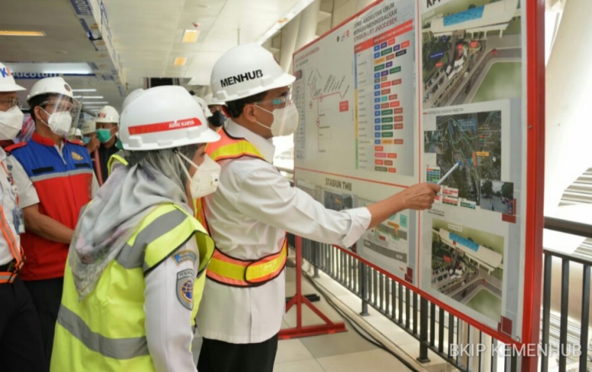 Menteri Perhubungan Uji Coba LRT Jabodebek