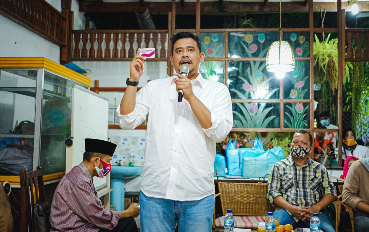 Bobby Nasution Tunjukkan Kartu Bantuan UMKM