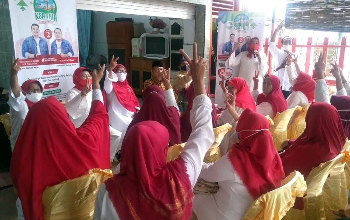 Ibu-Ibu Pengajian Optimis Bobby-Aulia Mampu Benahi Medan