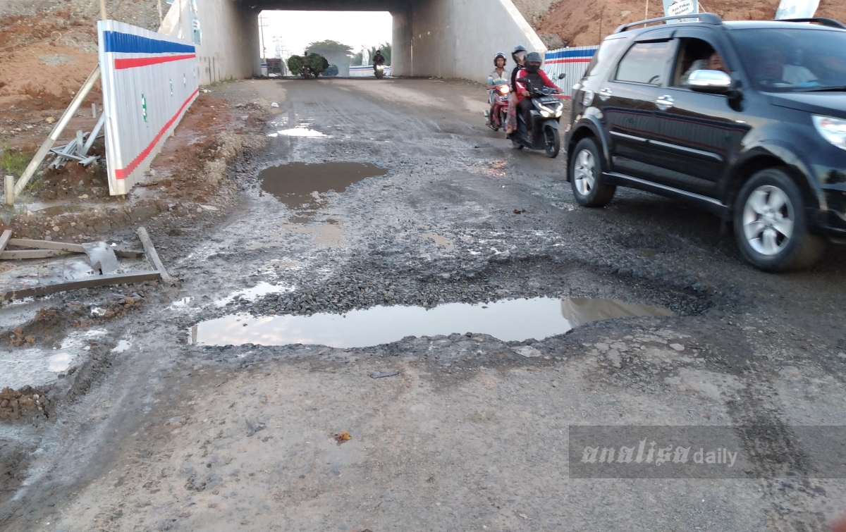 Kolong Jembatan Tol di Jalan Provinsi Ancam Pengendara