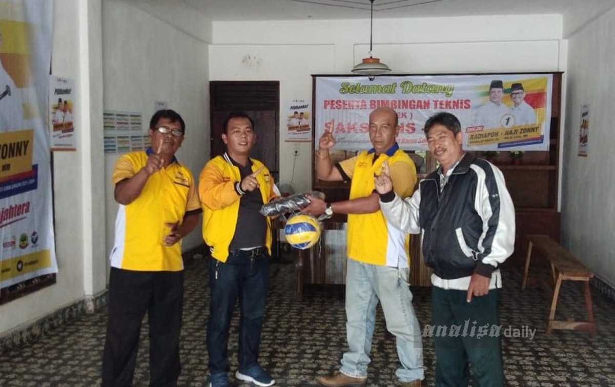 RHS-WZ Beri Bantuan Kepada Tim Volly Nagori Margomulyo