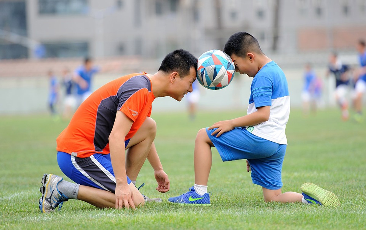 Legenda Inggris: Anak-anak Harus Dilarang Menyundul Bola