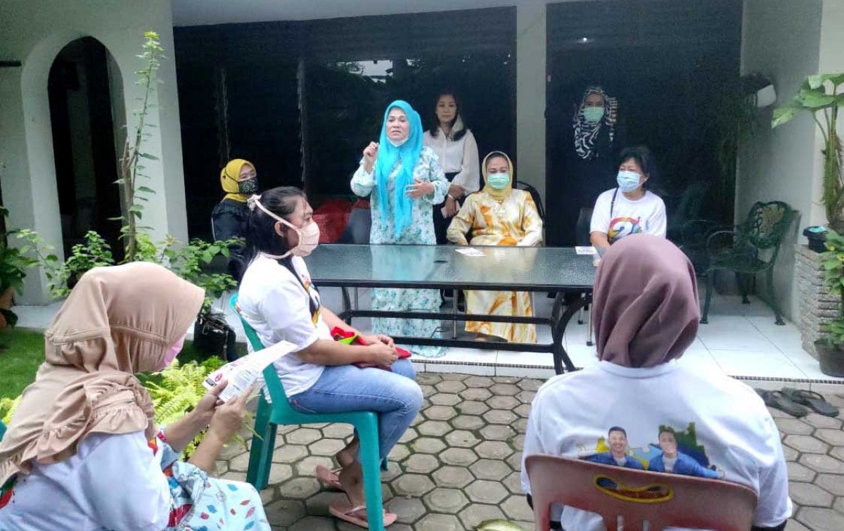 Sapa Puluhan Ibu-ibu Tangguh, Ade Hanifah Mohon Doa Restu untuk Anaknya
