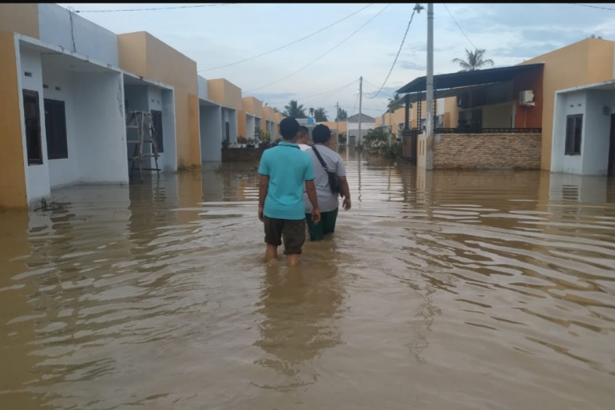 Banjir Melanda Kompleks Perumahan di Batangkuis, Warga Ngungsi ke Mushalla