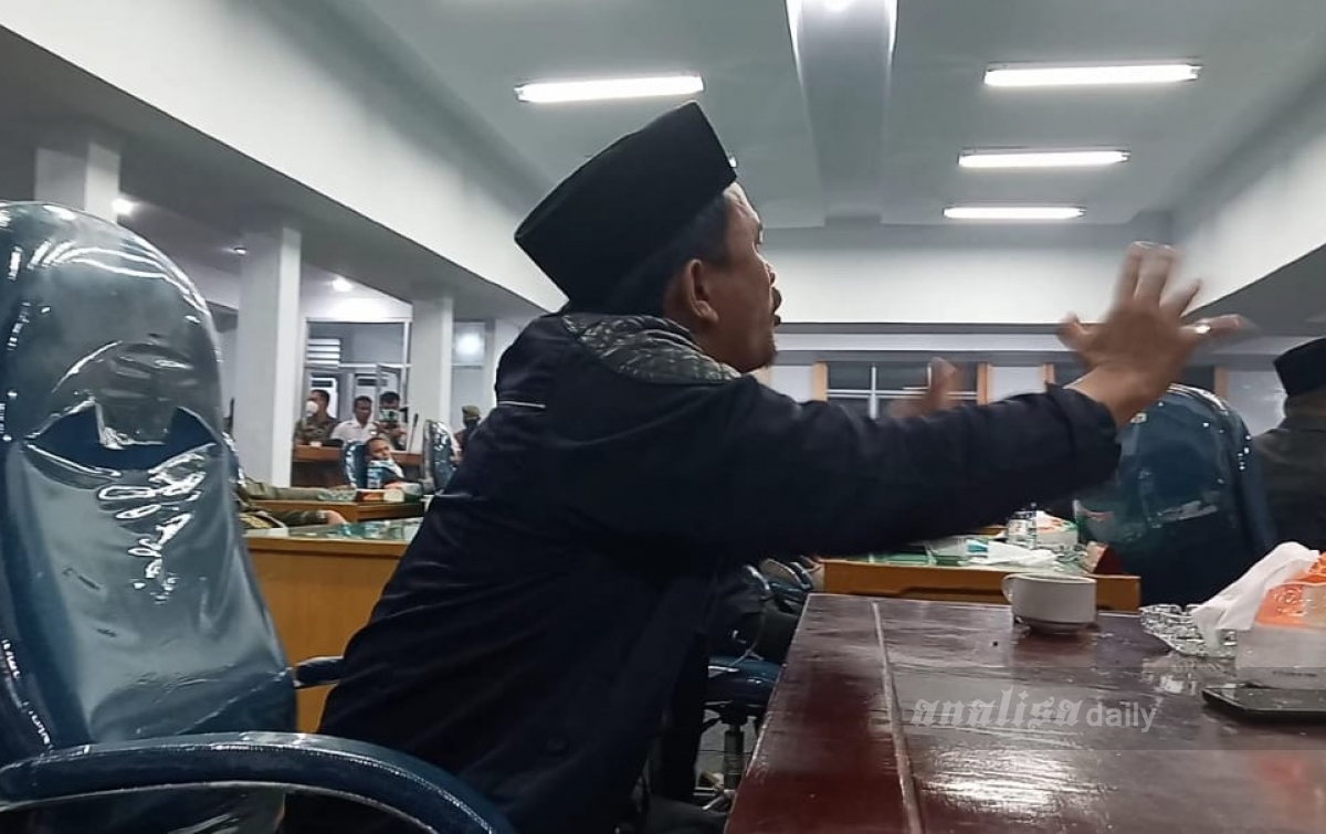 Anggota DPRD Dairi Pukul Meja, Minta Judi Dadu Ditutup