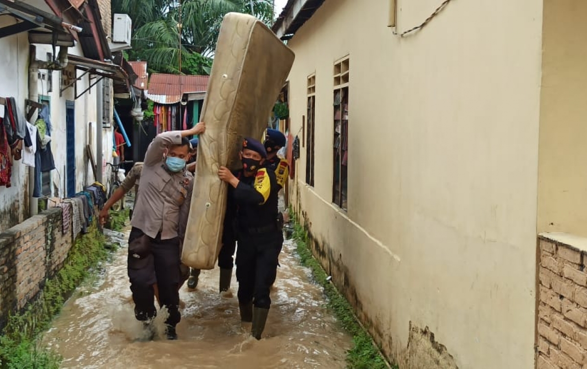 Personel Brimob Bantu Evakuasi Korban Banjir Tebingtinggi
