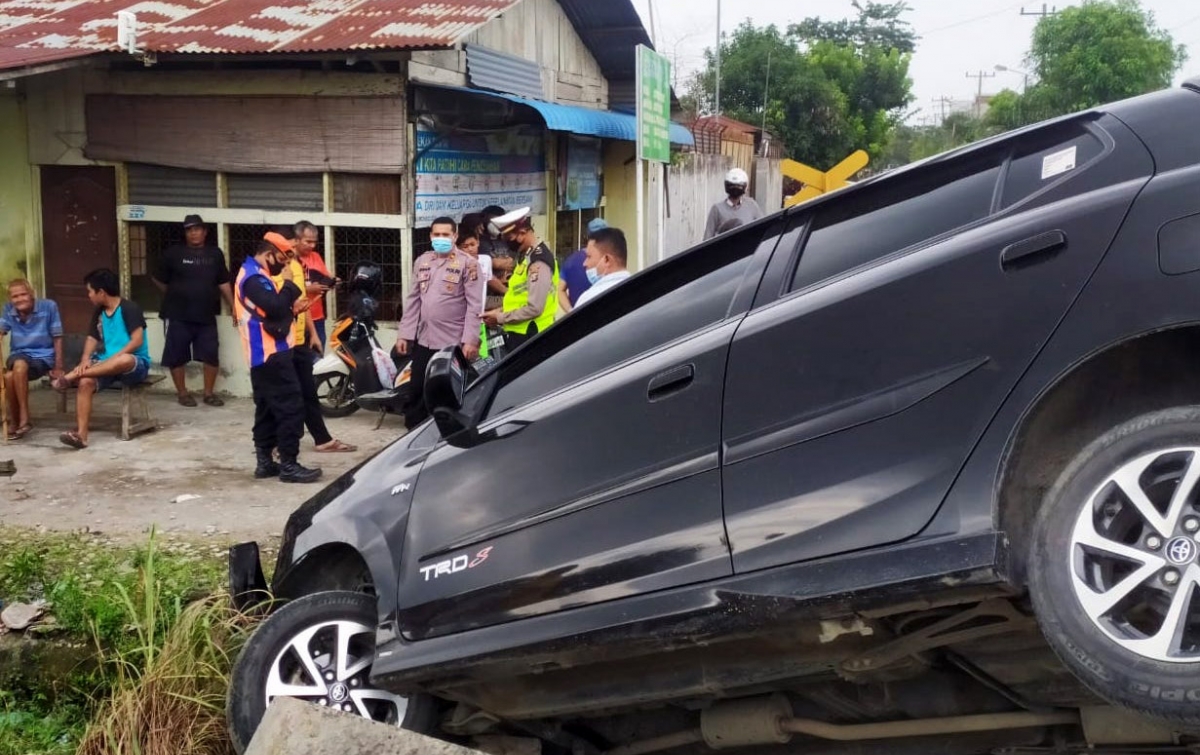 Kereta Api Tabrakan dengan Mobil di Medan Helvetia, Pengemudi Luka Ringan
