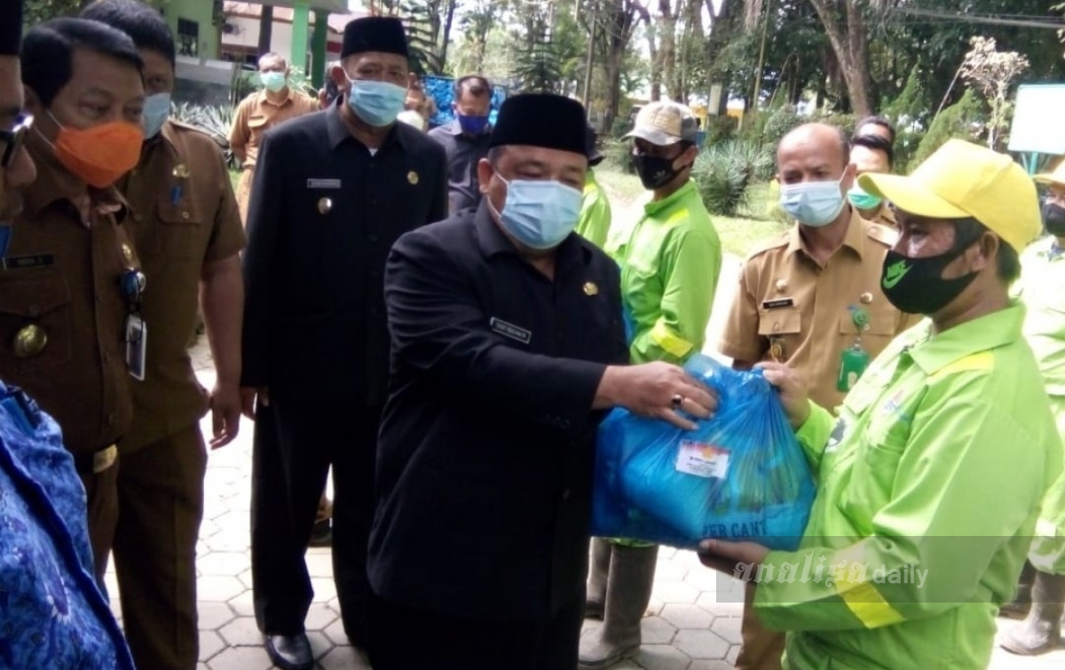 Bupati Langkat Serahkan 150 Paket Sembako Kepada Petugas Kebersihan