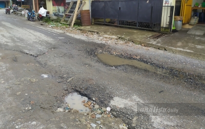 Warga Keluhkan Jalan Rusak di Jalur Simpang Kawat-Tangga Batu