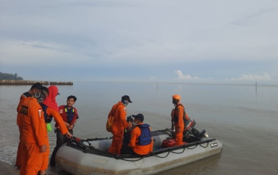 Perahu Diterjang Ombak, Seorang Nelayan Hanyut di Pantai Cermin