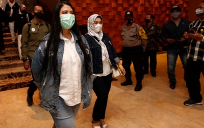 Debat Pilkada Medan, Kahiyang dan Shaula Kompak Dampingi Suami