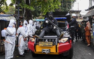 Foto: Penyemprotan Disinfektan di Petamburan