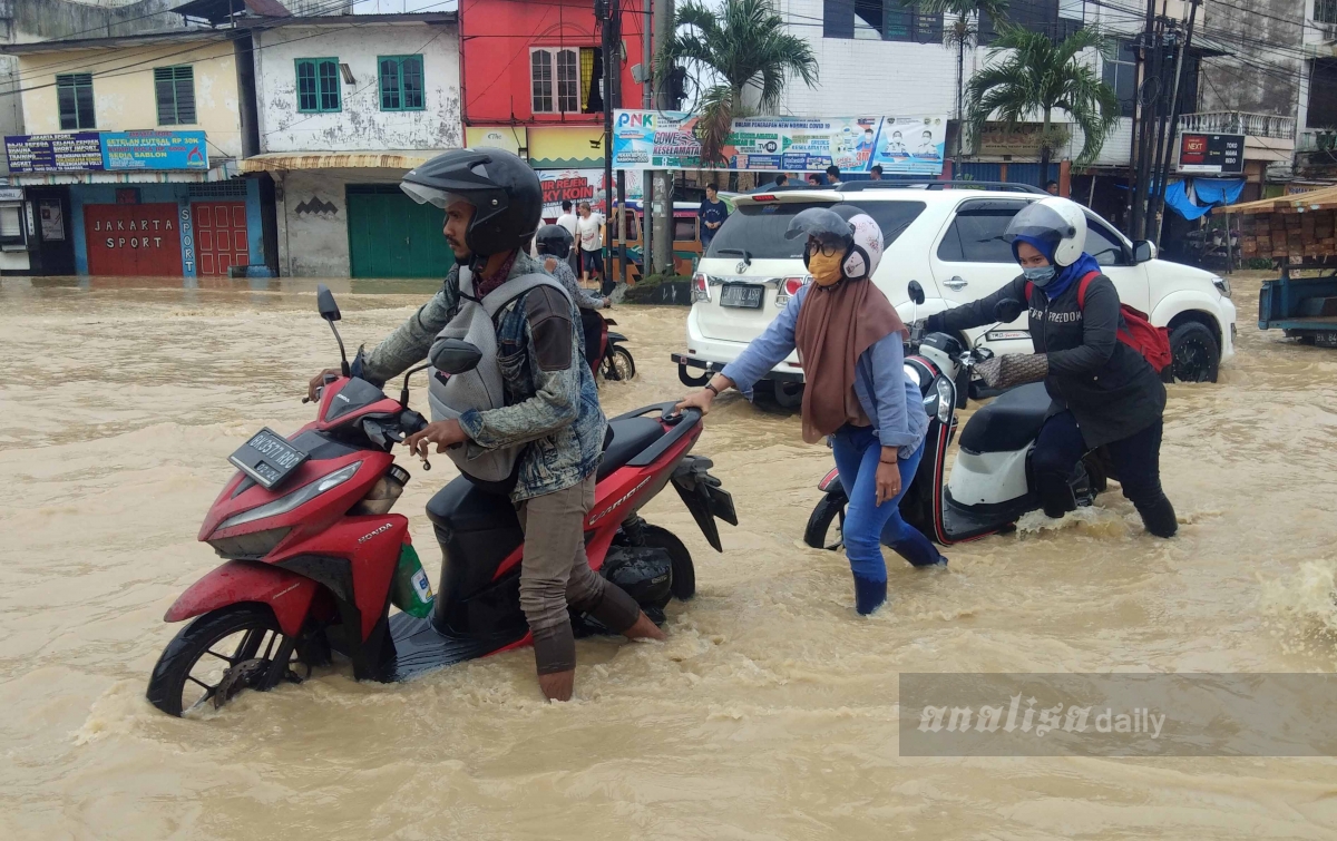 Nekat Terobos Banjir di Kampung Lalang, Sejumlah Kendaraan Mogok