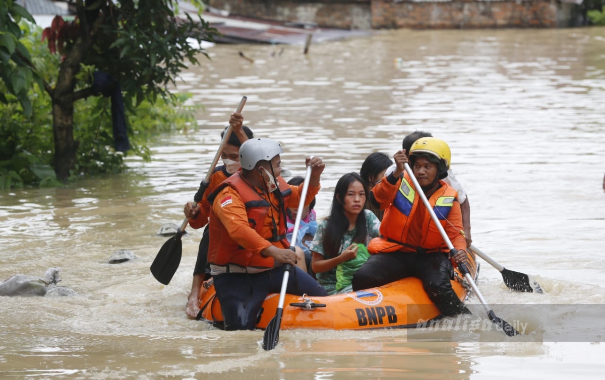 Foto: Evakuasi Korban Banjir Akibat Meluapnya Sungai Deli