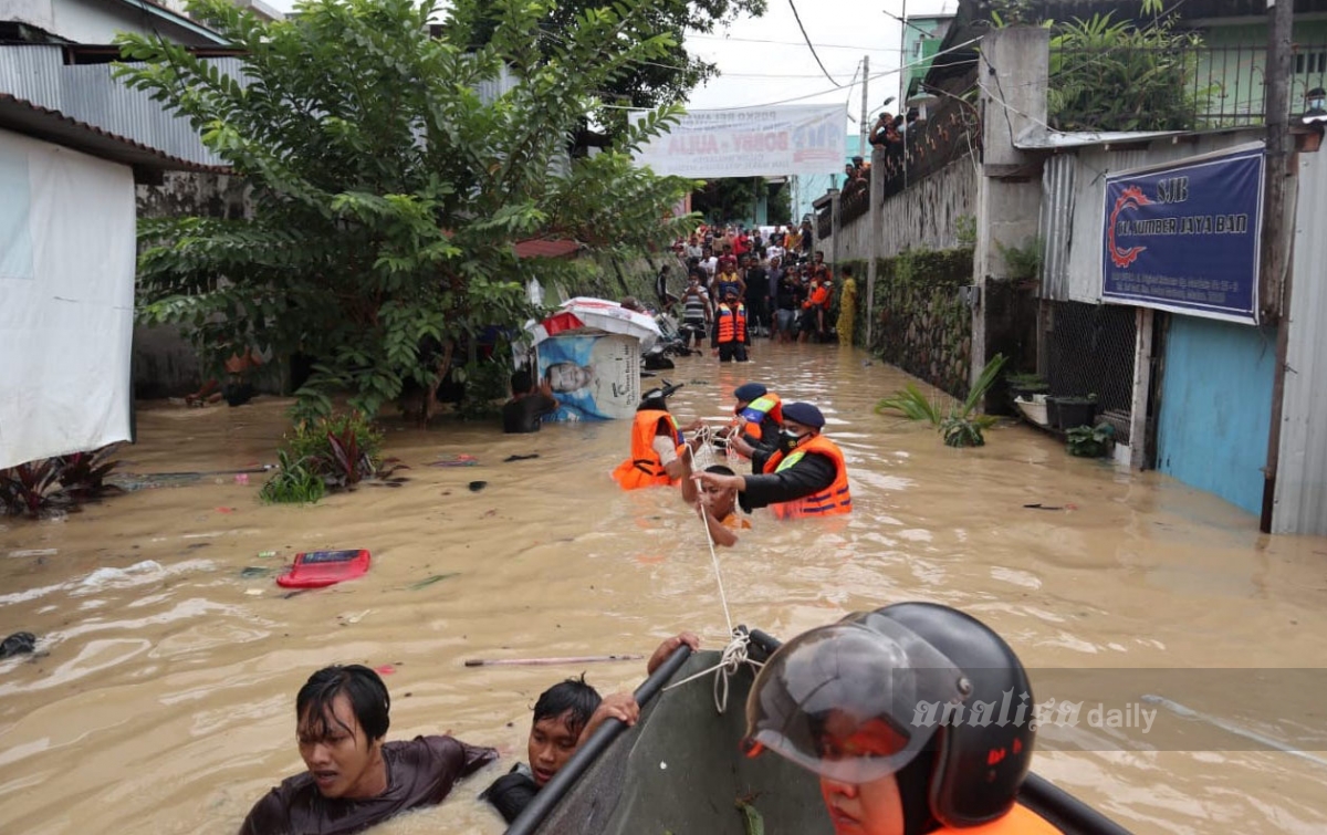 Brimob Polda Sumut Bantu Evakuasi Korban Banjir di Kelurahan Sei Mati