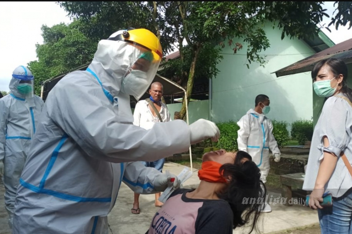 Cegah Covid-19, Para Pengungsi Banjir di Tanjung Selamat Jalani Swab Tes