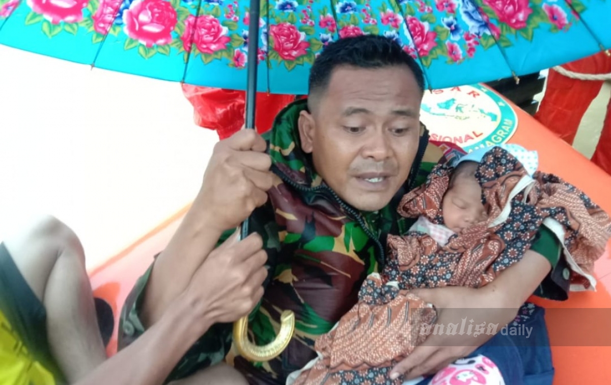 TNI Berhasil Evakuasi Bayi dan Ibunya yang Terjebak Banjir