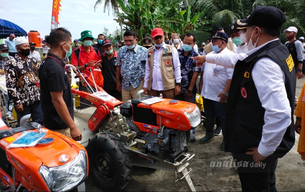 Bupati Batubara Memberi Bantuan Alat Pertanian