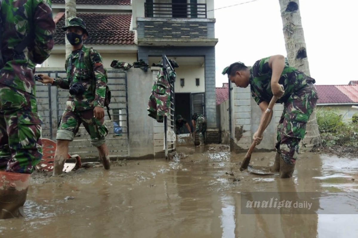Pasca Banjir di De Flamboyan, Tim Gabungan Bersihkan Rumah Warga dari Lumpur