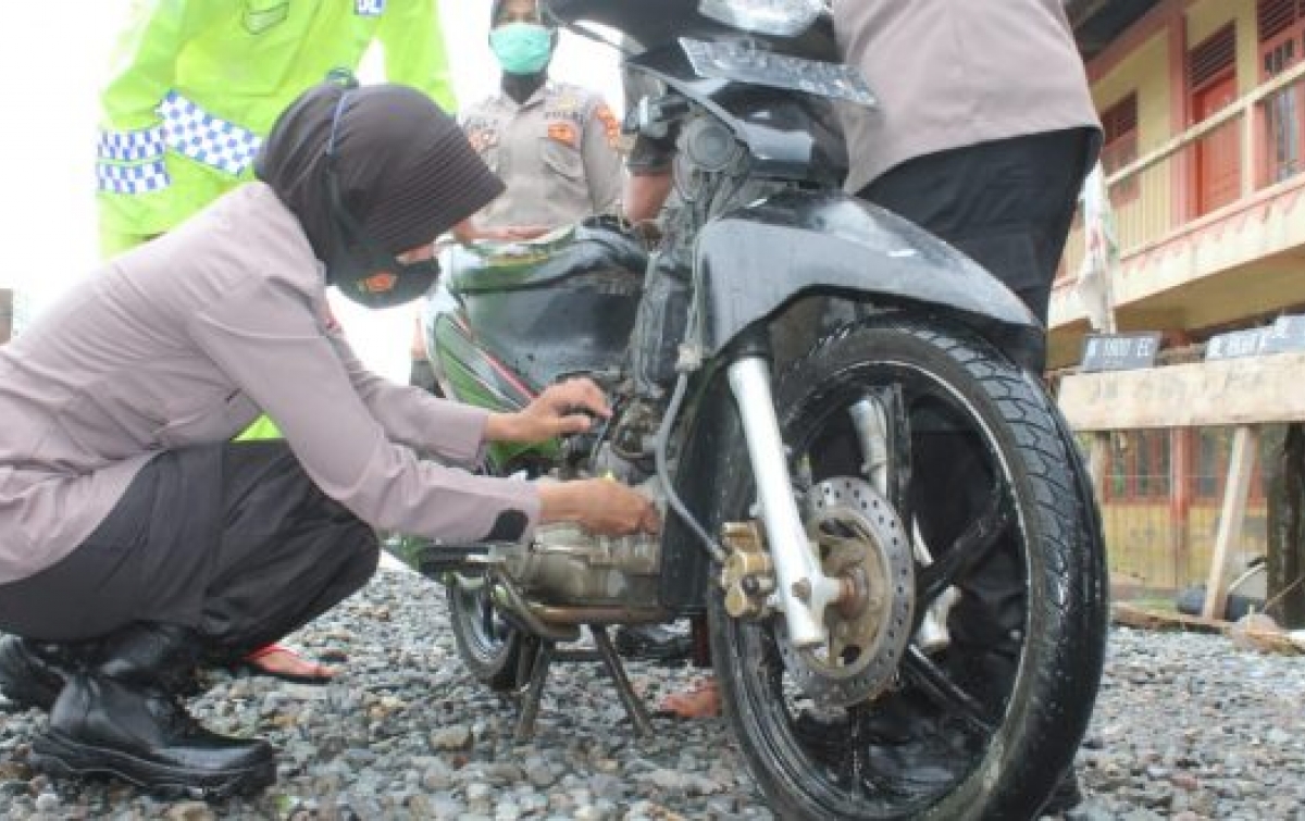 Polwan Jadi Montir Dadakan Saat Banjir di Aceh Utara