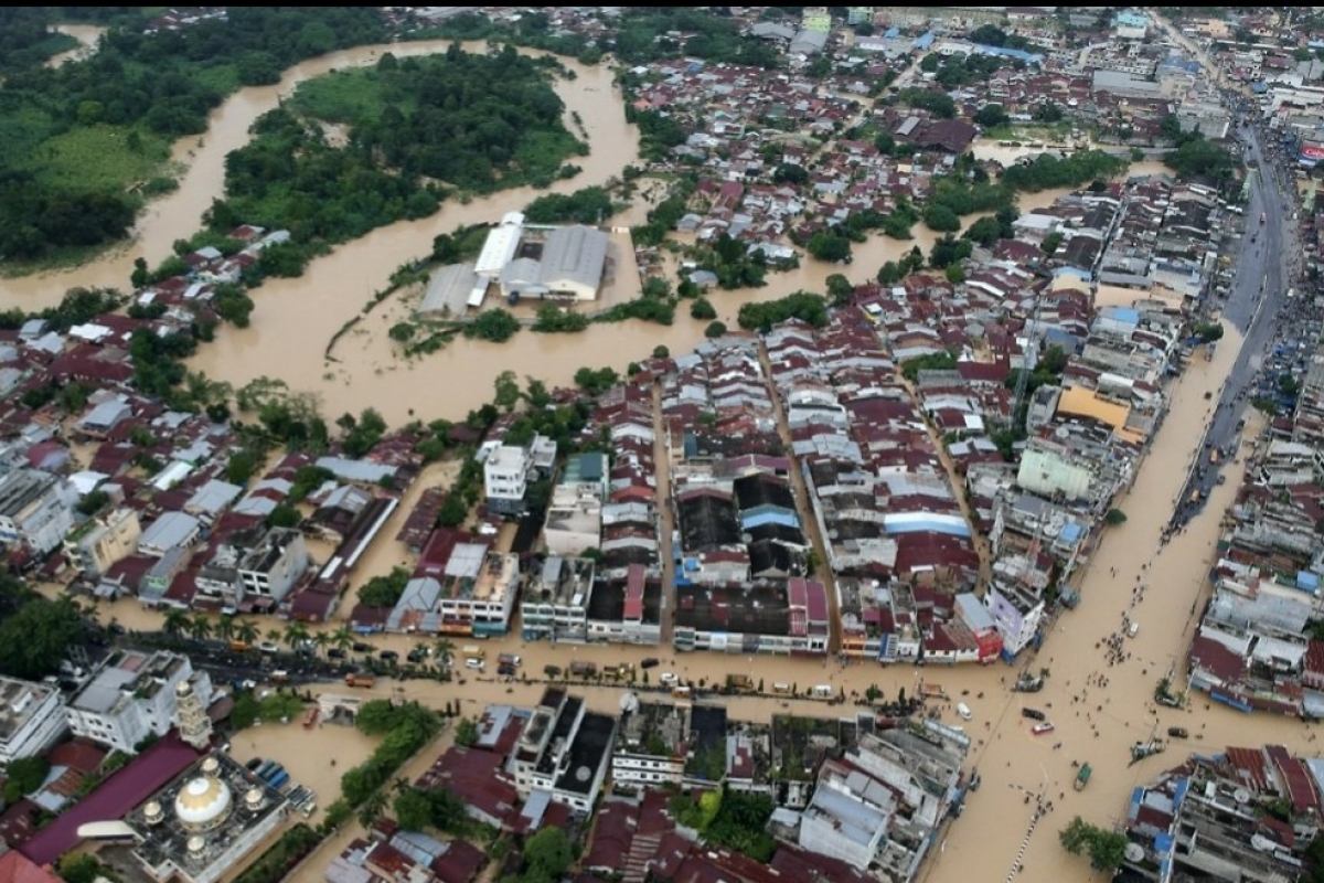 Tinjau Lokasi Banjir di Medan, Menteri PUPR Akan Tinggikan Tebing Sungai