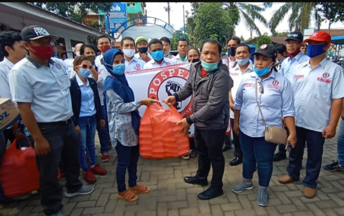 Pospera Bagikan Ribuan Nasi Kotak Kepada Korban Banjir