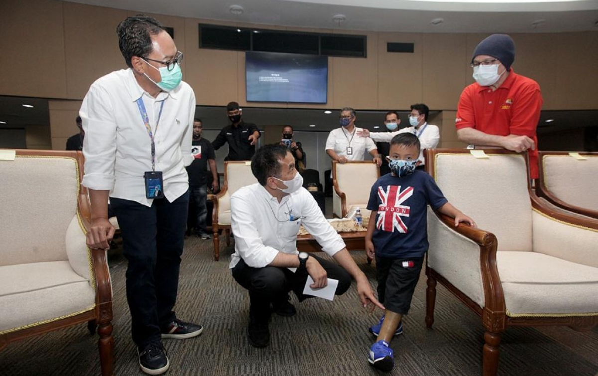 AP II Salurkan Bantuan Kacamata dan Kaki Palsu
