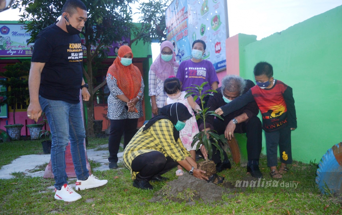 Arist Merdeka Sirait Tanam Pohon di PKBM Cendana