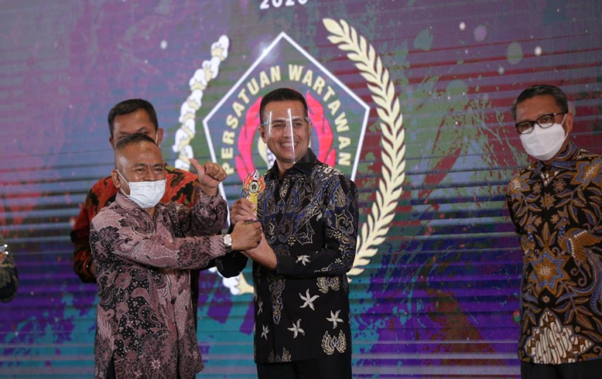 Wagub Ijeck Terima Penghargaan Golden Award SIWO PWI Pusat 2020