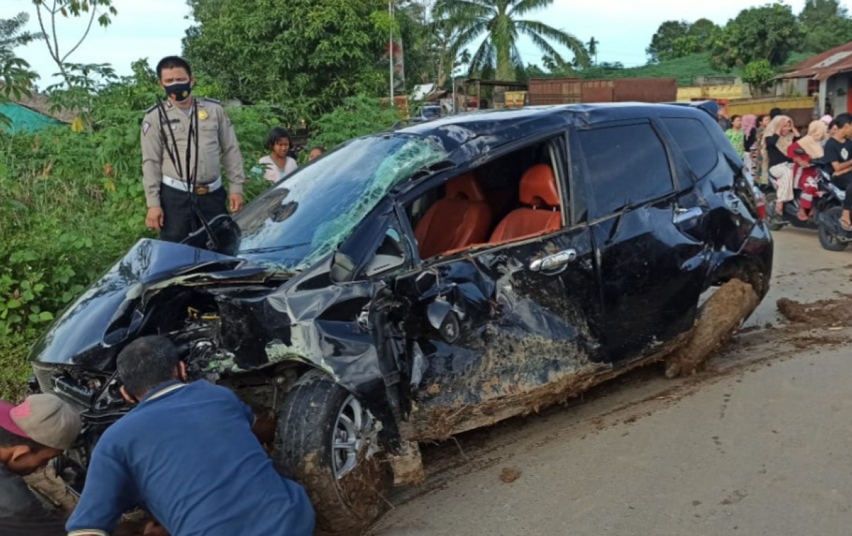 Kereta Api Tabrak Mobil di Tebing, Seorang Balita Meninggal