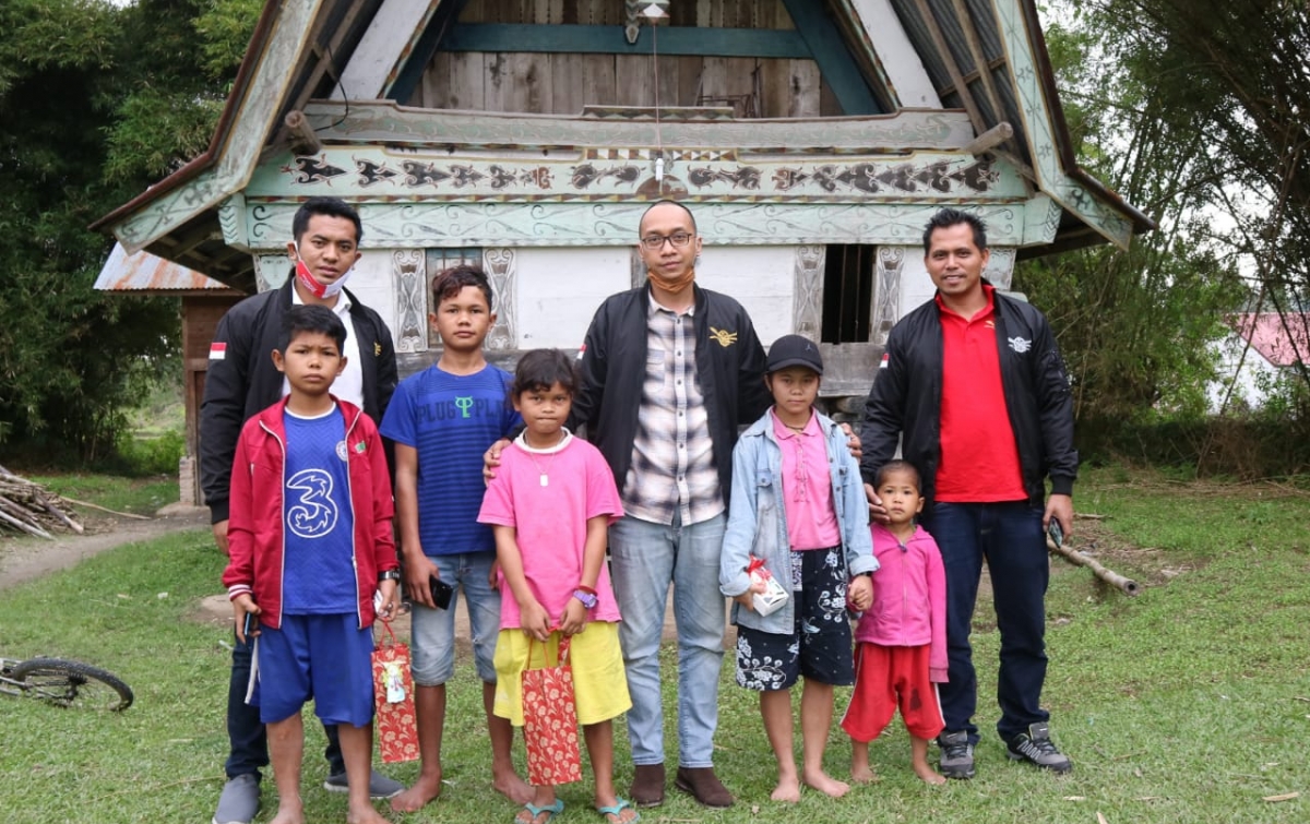 AMS XII Beri Kado Natal untuk 7 Anak Korban Pembunuhan di Samosir