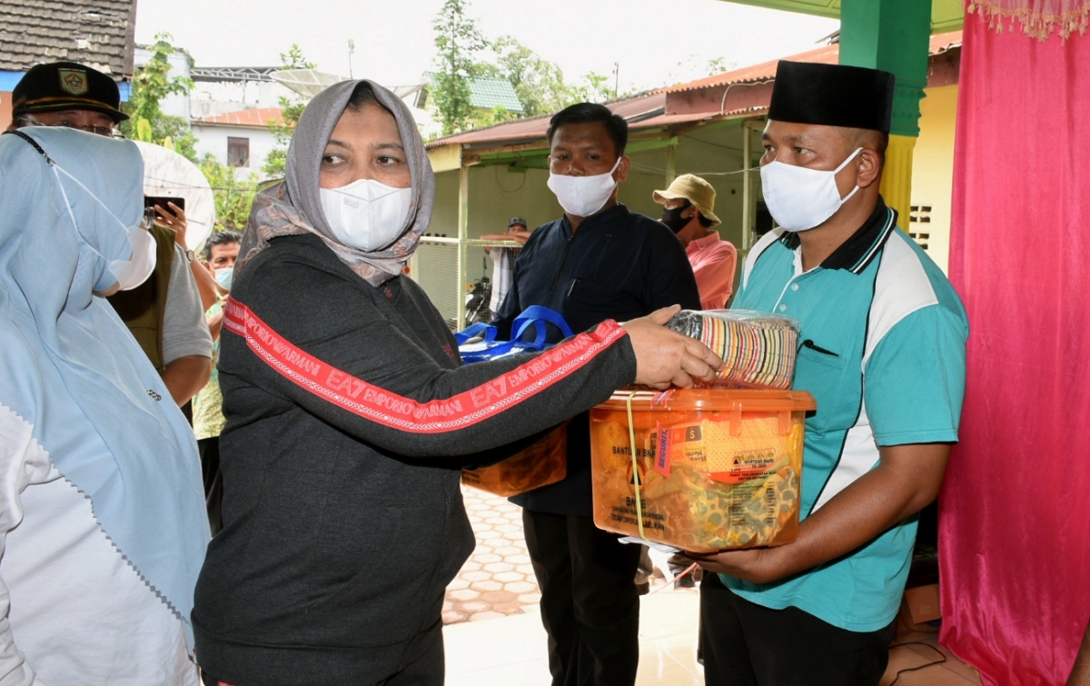 Nawal Serahkan Bantuan Korban Banjir Tanjungbalai dan Asahan