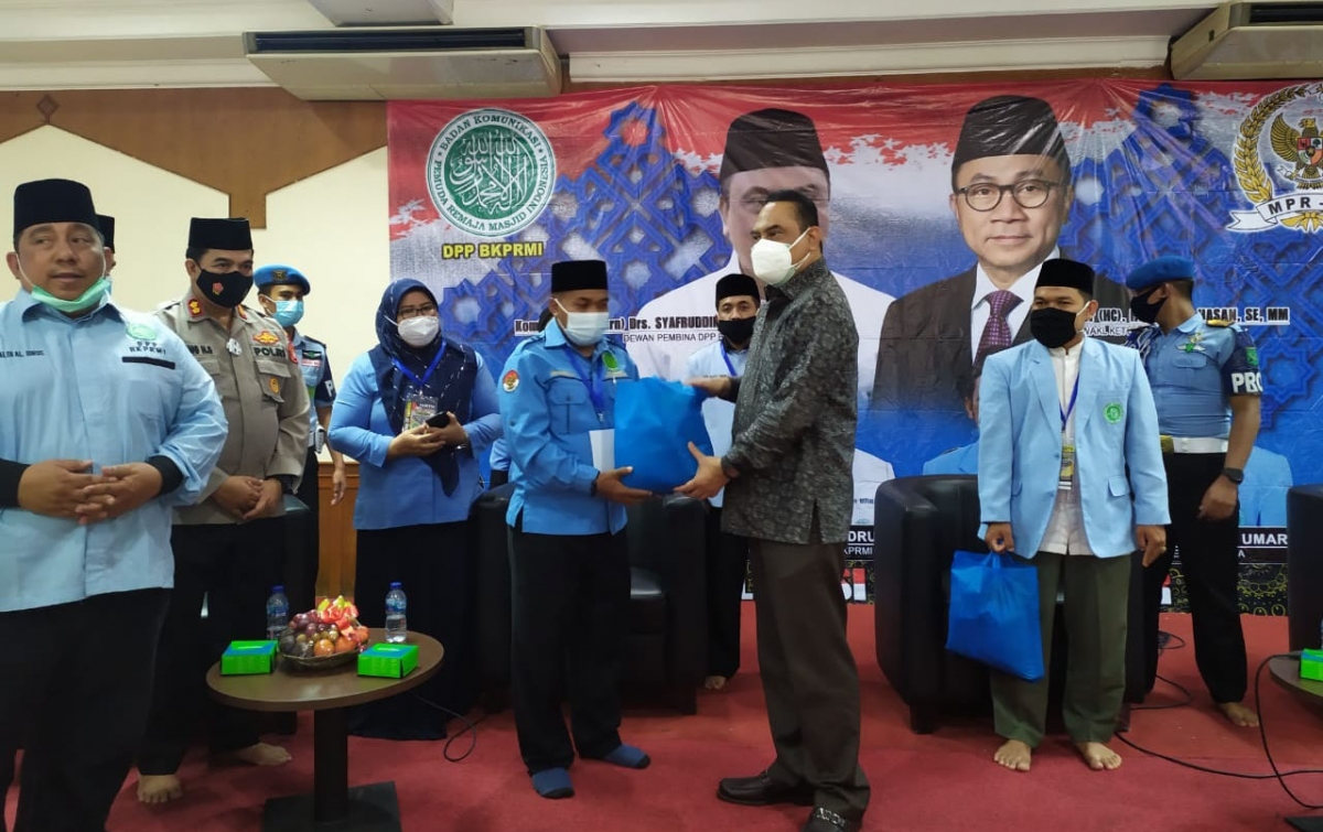 Dewan Pembina DPP BKPRMI Syafruddin Berikan Bantuan 1.000 Paket Sembako