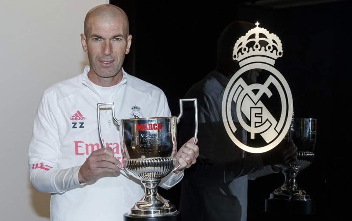Zinedine Zidane Terima Miguel Munoz Trophy