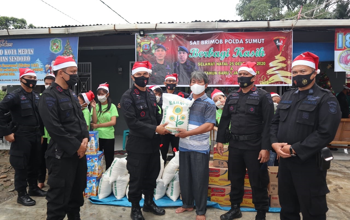 Natal dan Tahun Baru, Brimob Polda Sumut Berbagi Kasih