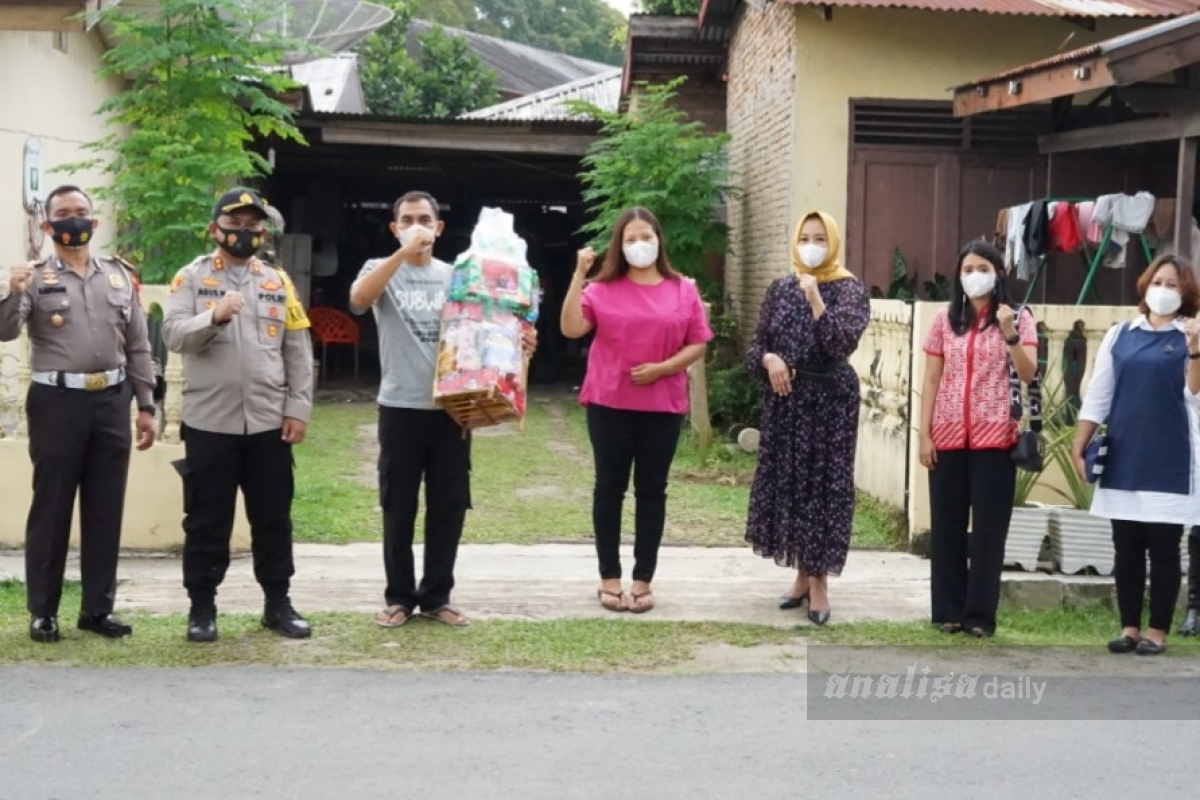 Kunjungi Aspol, Kapolres Simalungun Beri Parcel Natal Kepada Anggotanya