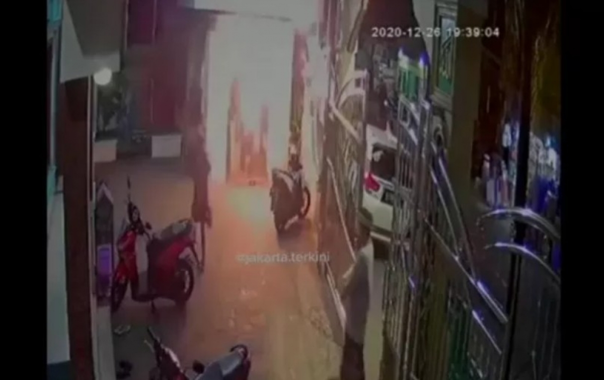 Seorang Lelaki Lempar Bom Molotov ke Masjid