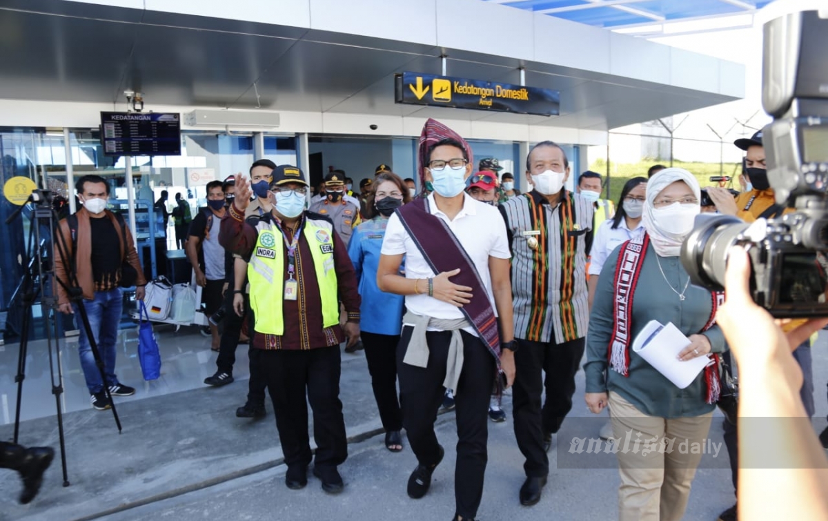 Tiba di Silangit, Sandiaga Uno Disuguhi Ombus-ombus Hingga Kopi Lintong