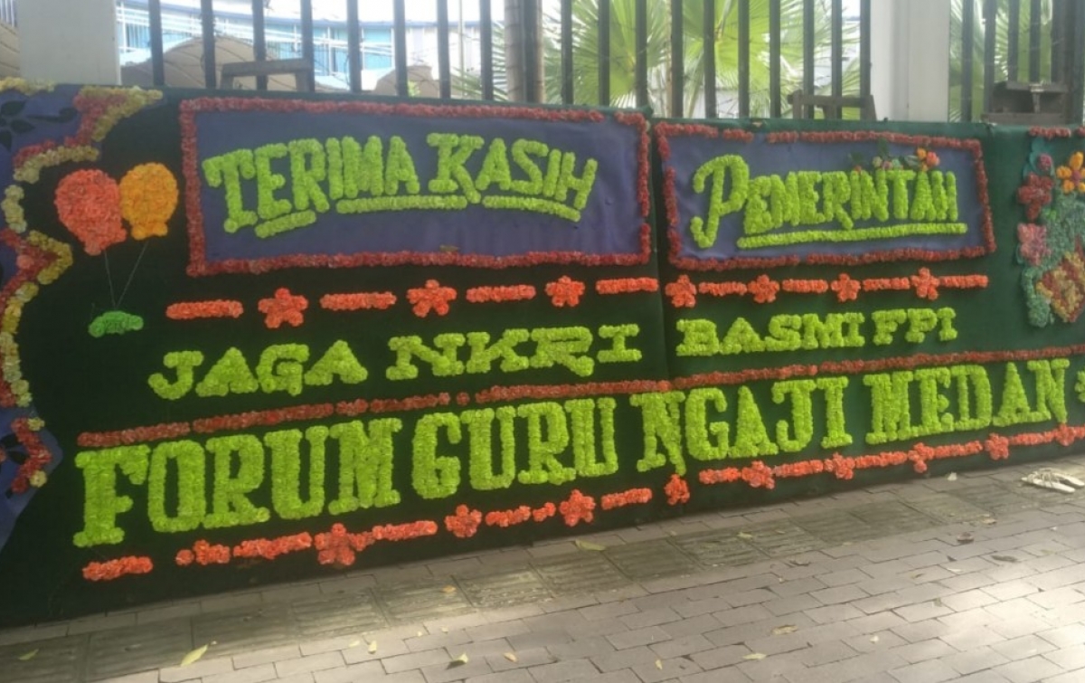 FPI Dibubarkan, Puluhan Papan Bunga Mendukung Pemerintah Terpajang di Medan
