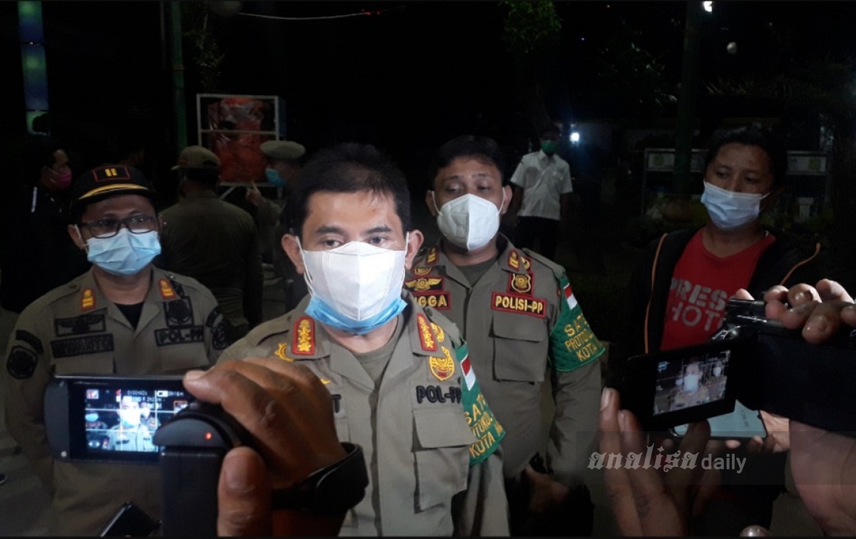 Petugas Bubarkan Kumpulan Warga di Lapangan Merdeka Medan