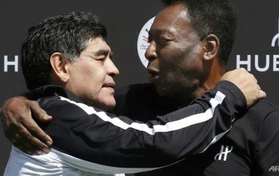Pele Tulis Pesan Buat Diego Maradona