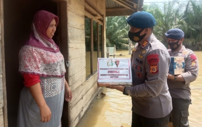 Brimob Salurkan Bantuan Kepada Korban Banjir di Peureulak