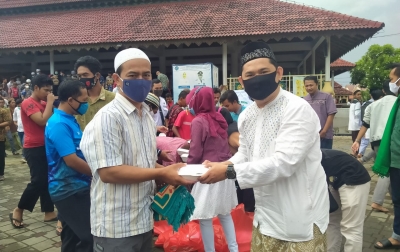 Kabaharkam Polri dan Prima DMI Bagi Nasi