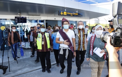 Tiba di Silangit, Sandiaga Uno Disuguhi Ombus-ombus Hingga Kopi Lintong