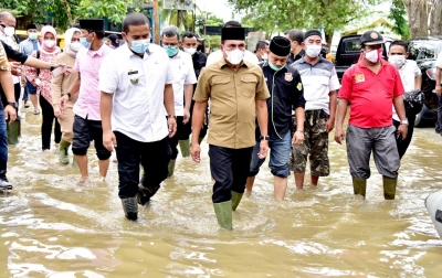 Gubsu Tinjau Banjir Langkat dan Serahkan Bantuan