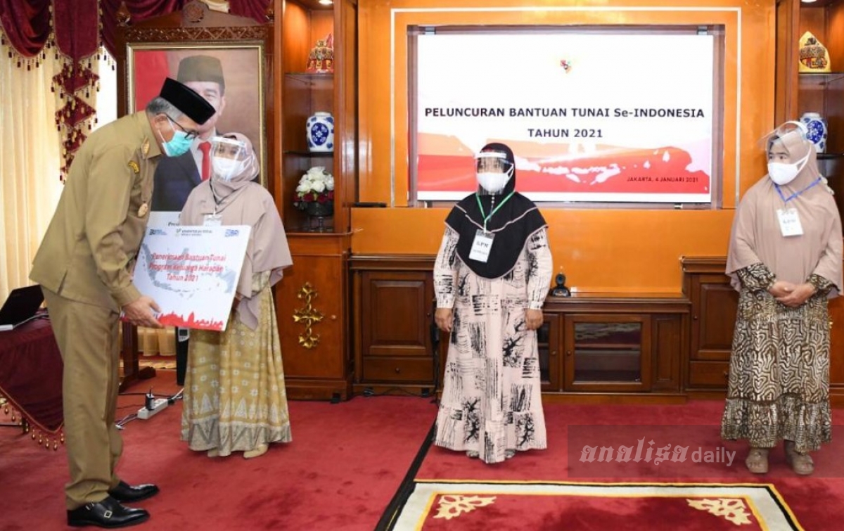 Gubernur Aceh Serahkan Tiga Bantuan Tunai