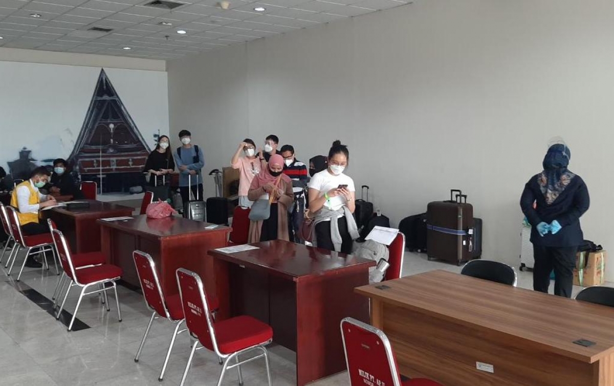 Puluhan Penumpang Pesawat Terbang dari Singapura Dikarantina