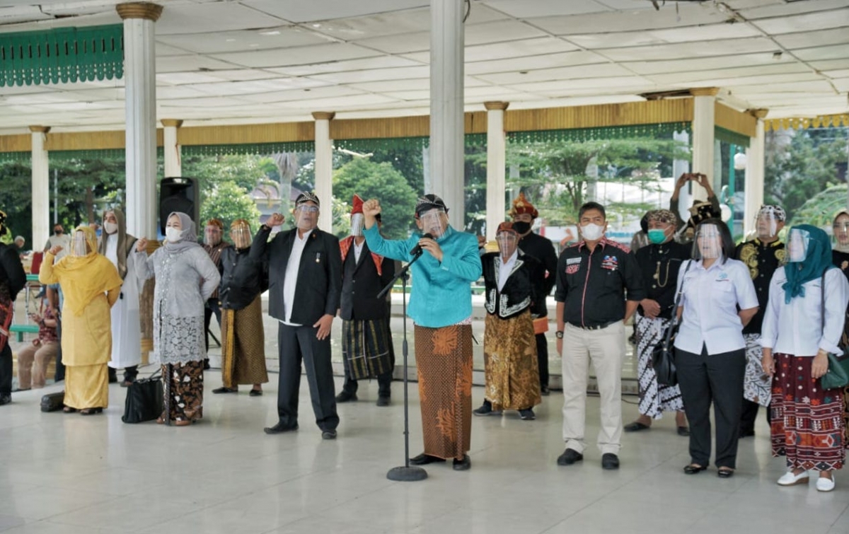 Apel Perdana 2021, Seluruh Staf Dinas Pariwisata Medan Pakai Baju Adat